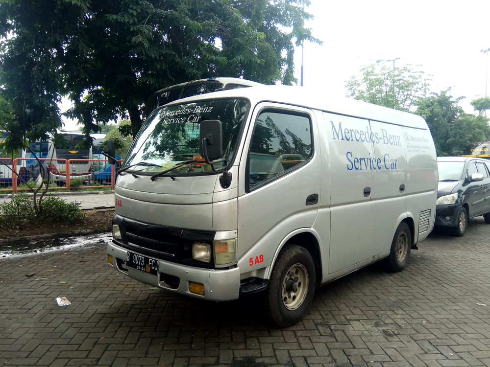 Mobil Elf Muat Berapa Orang