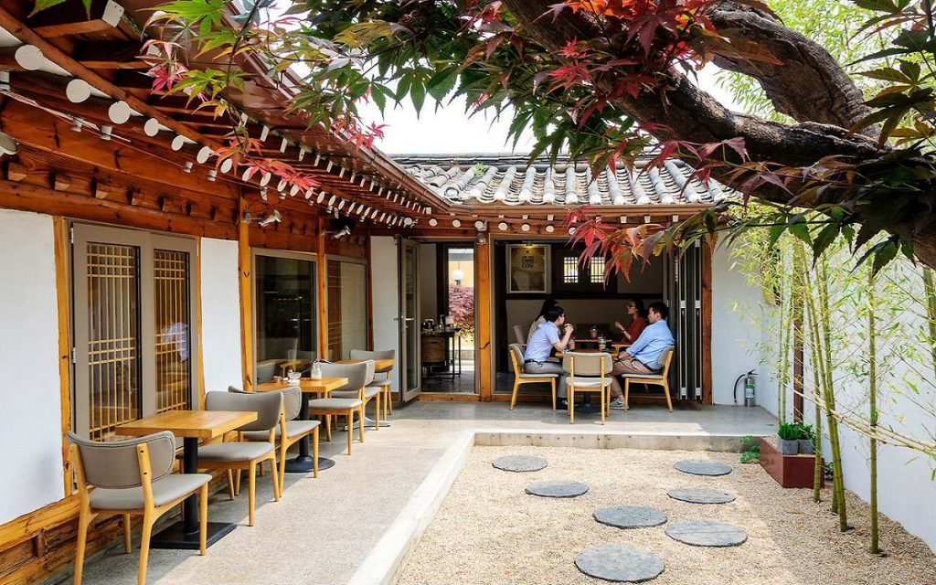 Desain Teras Rumah Ala Cafe