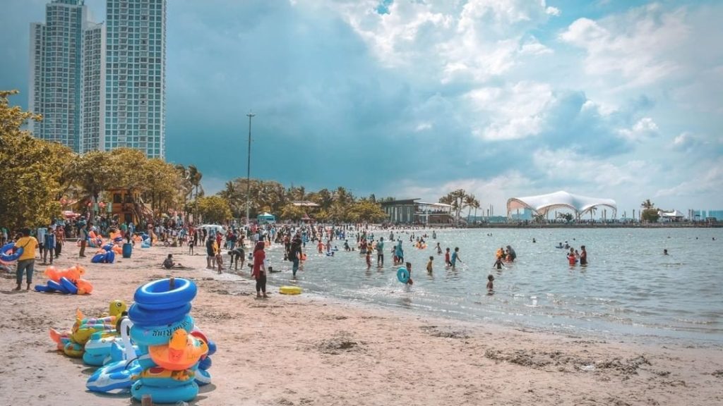 Wisata Pantai Ancol